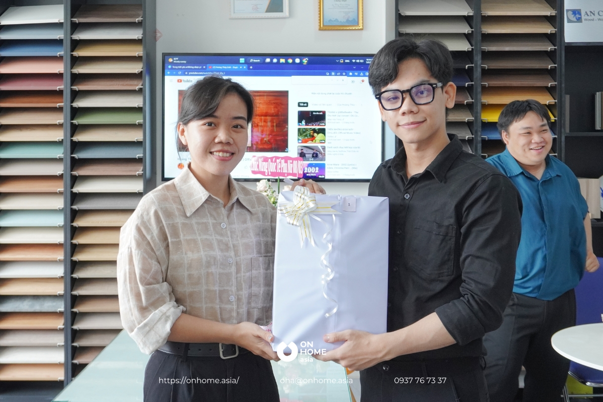 Các bạn nhân viên nữ nhận quà từ công ty