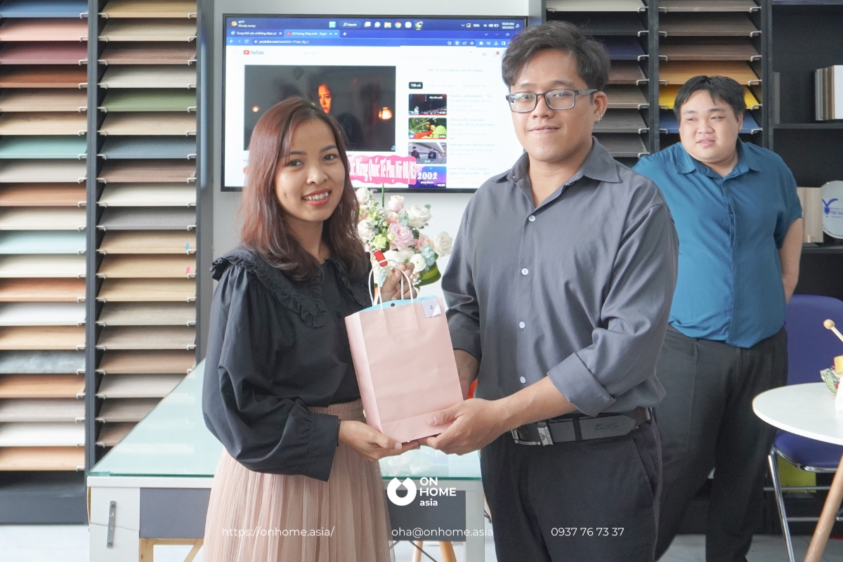 Các bạn nhân viên nữ nhận quà từ công ty