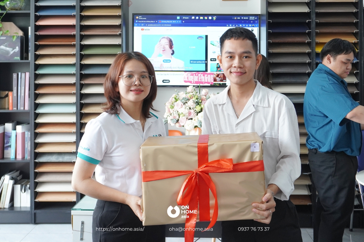 Các bạn nhân viên nữ nhận quà từ công ty