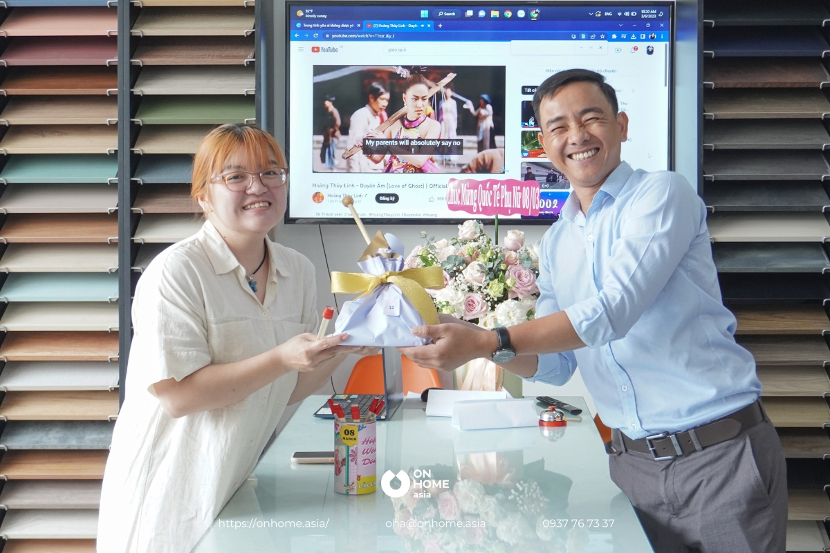 Các bạn nhân viên nữ nhận quà từ công ty