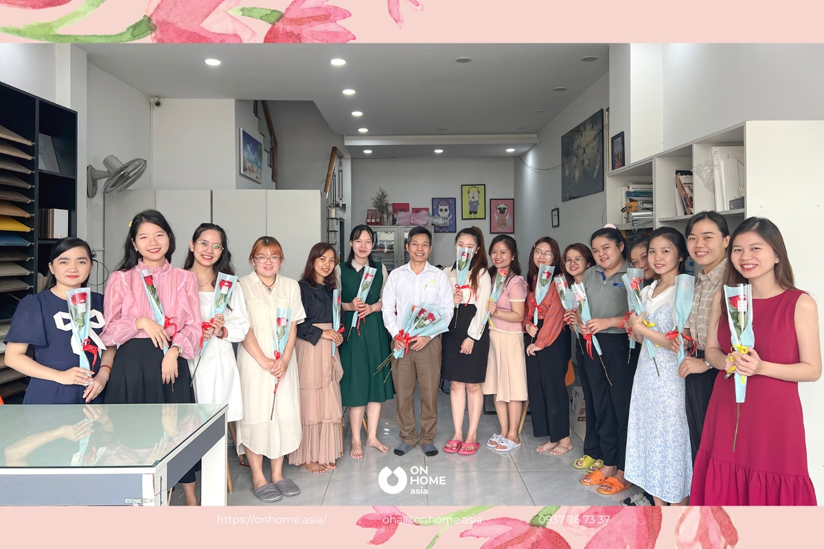 Các chị em nhận hoa từ chủ tịch vũ đăng khuê