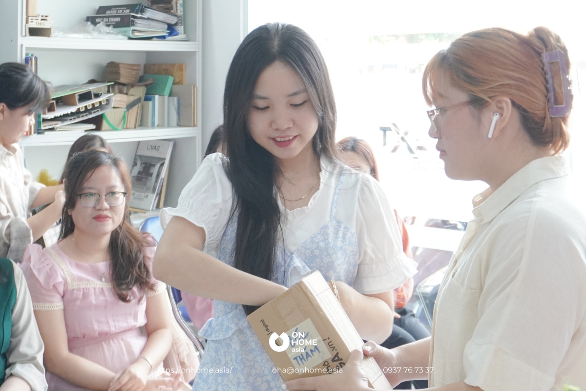 Các chị em bốc thăm nhận quà 8 tháng 3 từ các anh