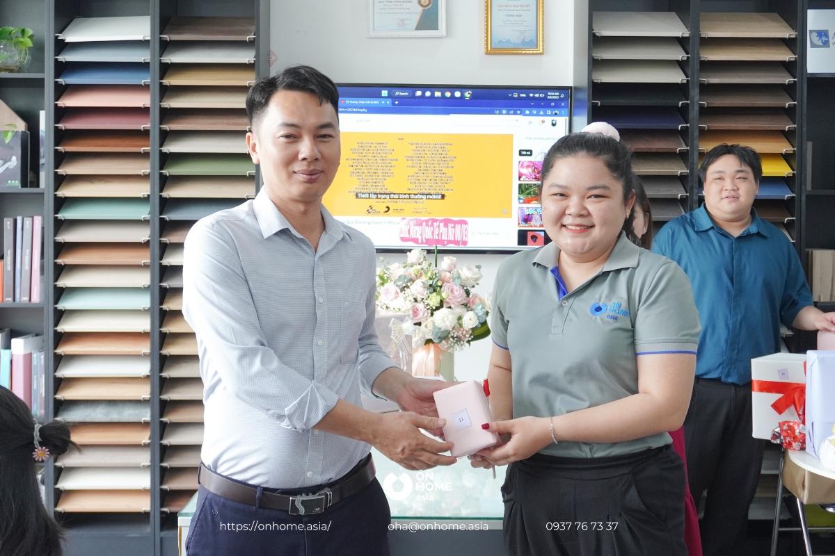Các bạn nhân viên nữ nhận quà từ công ty