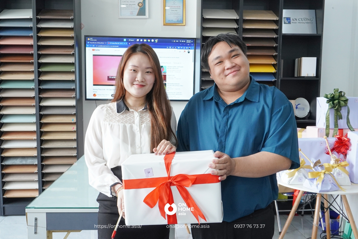 Các bạn nhân viên nữ nhận quà từ công ty