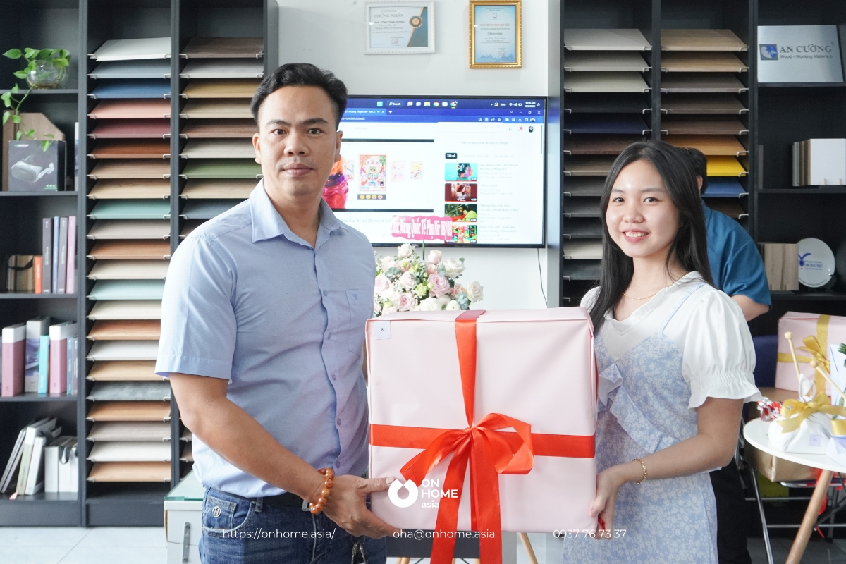 Các bạn nhân viên nữ nhận quà từ công ty