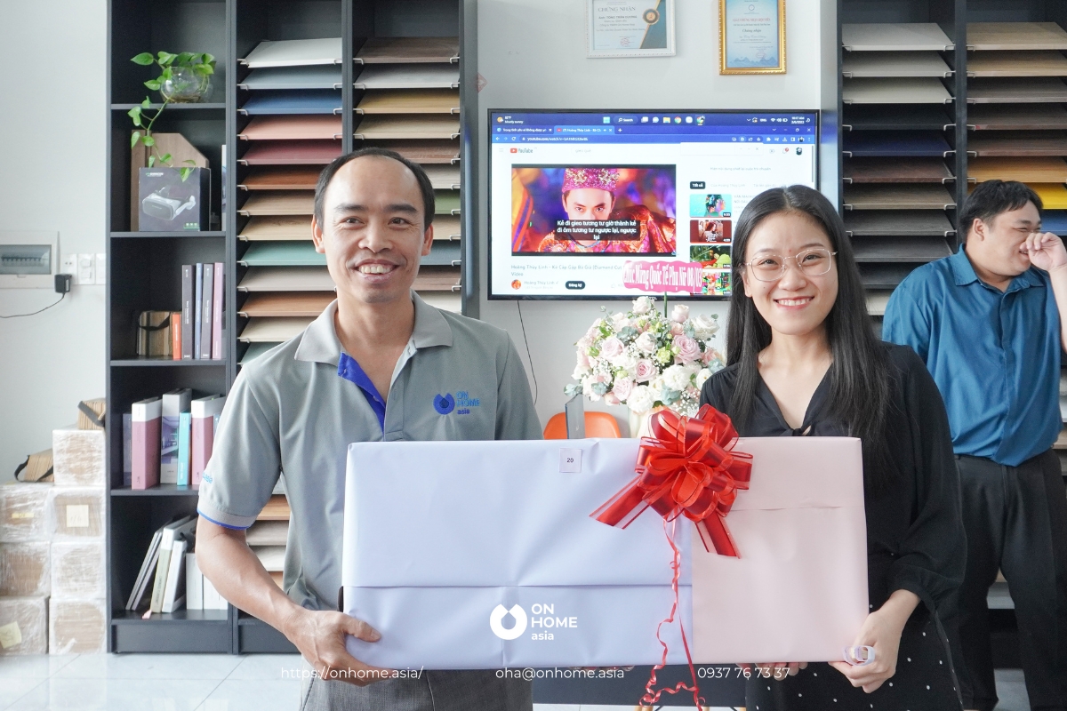 Các bạn nhân viên nữ nhận quà từ công ty