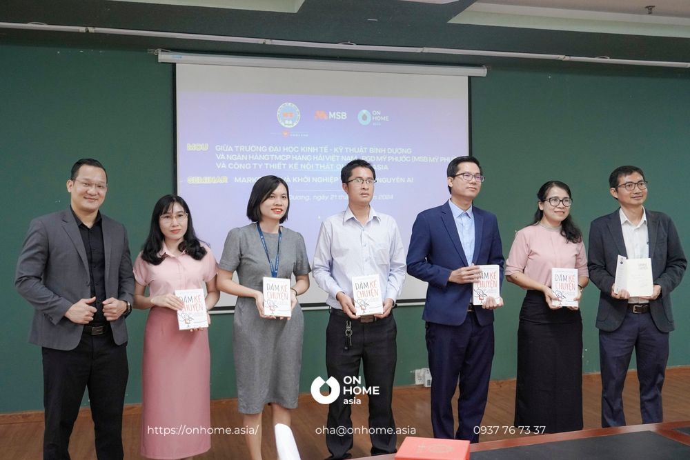 Ceo dương tống tặng sách "dám kể chuyện" tại chương trình