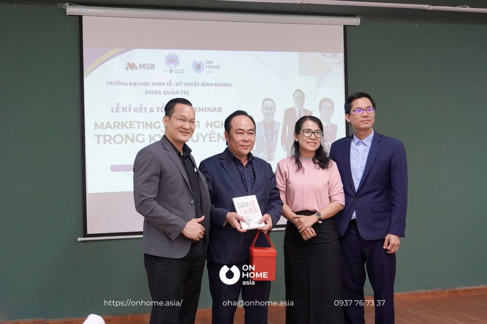 Ceo dương tống tặng sách "dám kể chuyện" tại chương trình