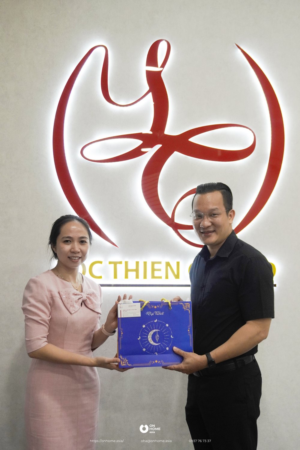 Công ty hoá chất lộc thiên On home asia nhận quà từ phía khách hàng của mình
