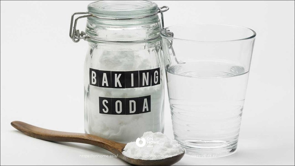 Pha dung dịch baking soda với nước ấm làm sạch hiệu quả - tẩy vết bẩn trên tường