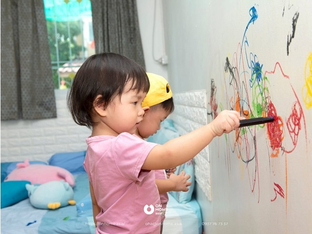 Trẻ em rất hiếu động nên hay vẽ bậy lên tường - tẩy vết bẩn trên tường